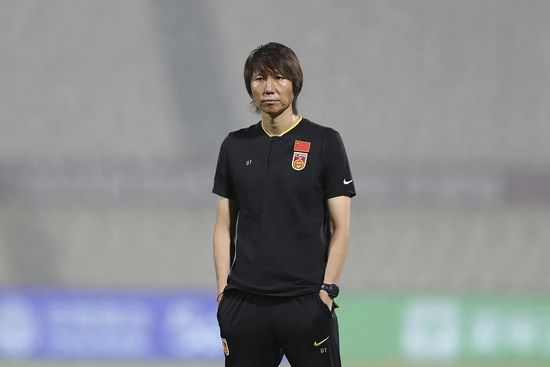 孙氏正侧身坐在床边，一勺一勺的伺候杨华忠吃早饭，听到杨若晴的话，孙氏笑着看了杨若晴一眼，说道：晴儿要跟娘学种菜，这敢情好呀，可你爹一个人在家，身边没个人不成吧？有啥不成的？我上昼不喝茶水，不解手，躺着也没啥事。